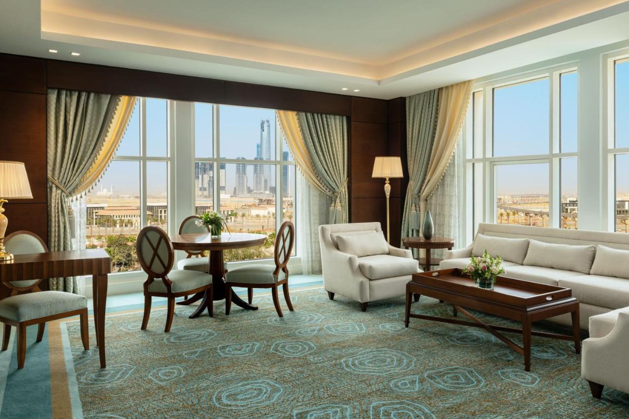 The St Regis New Capital Cairo Hotel Exterior foto A suite at the Jumeirah Emirates Towers Hotel