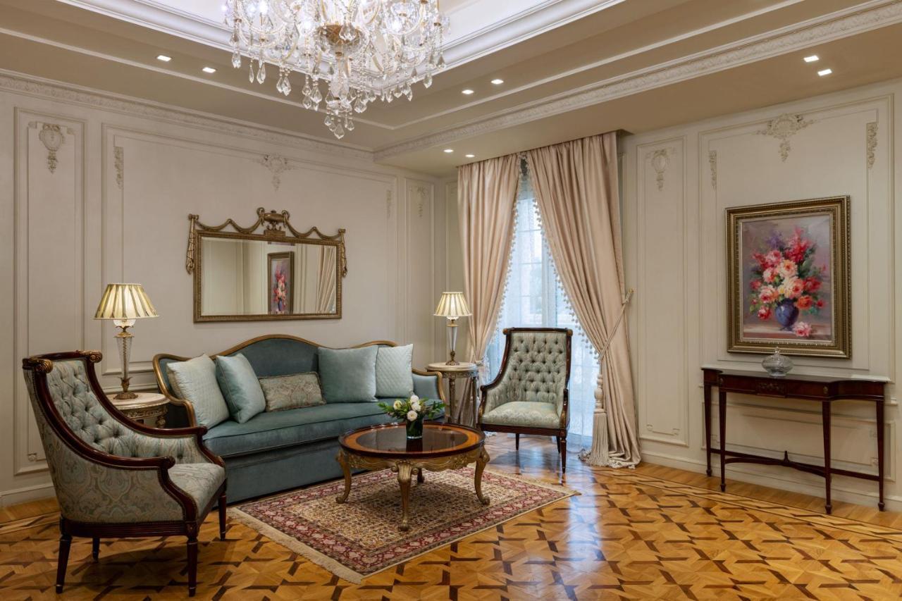 The St Regis New Capital Cairo Hotel Exterior foto A living room in a suite at the Four Seasons Hotel, Moscow
